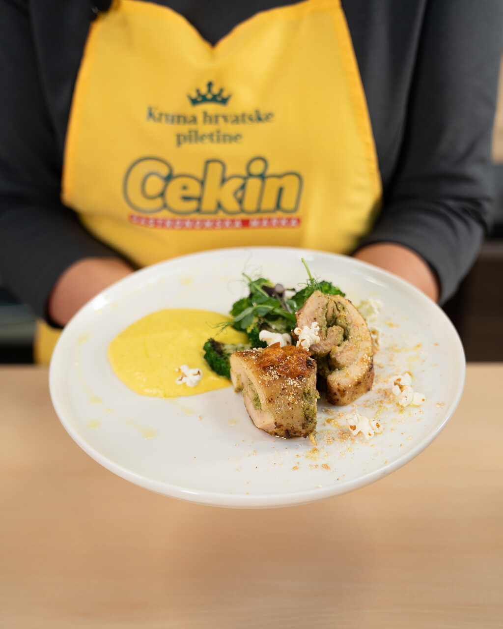 Iva Novosel: Rolada od pilećeg zabatka s komponentama na tanjuru koje zabavljaju - 5