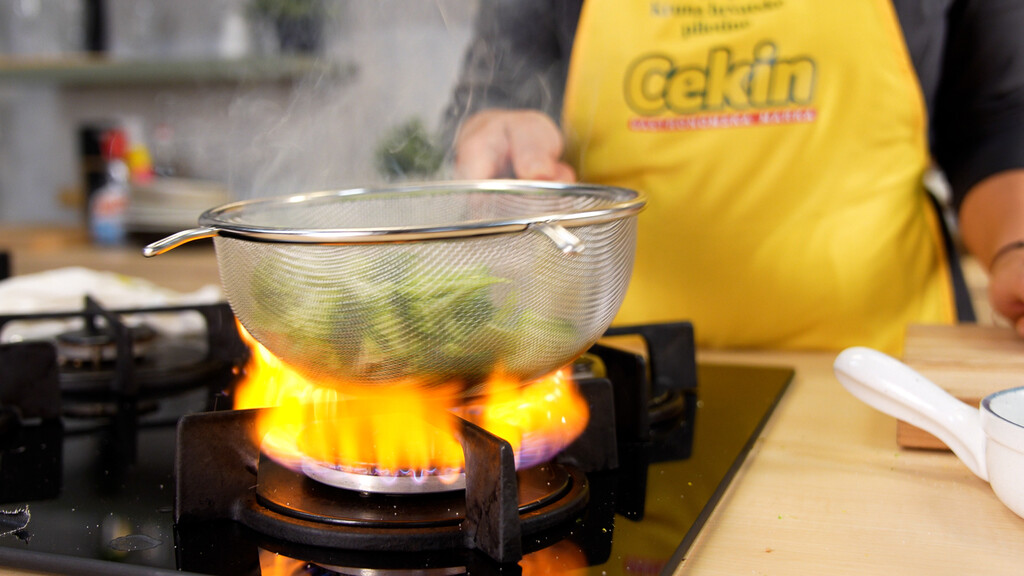 Iva Novosel: Rolada od pilećeg zabatka s komponentama na tanjuru koje zabavljaju - 1