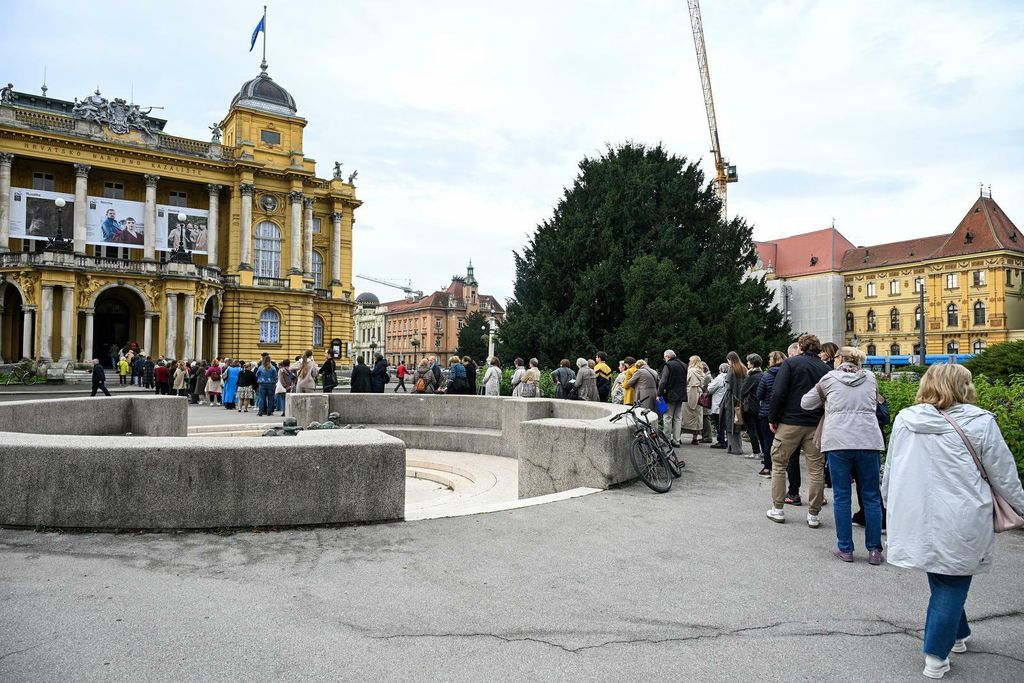 Građani čekaju u redu ispred HNK-a - 1
