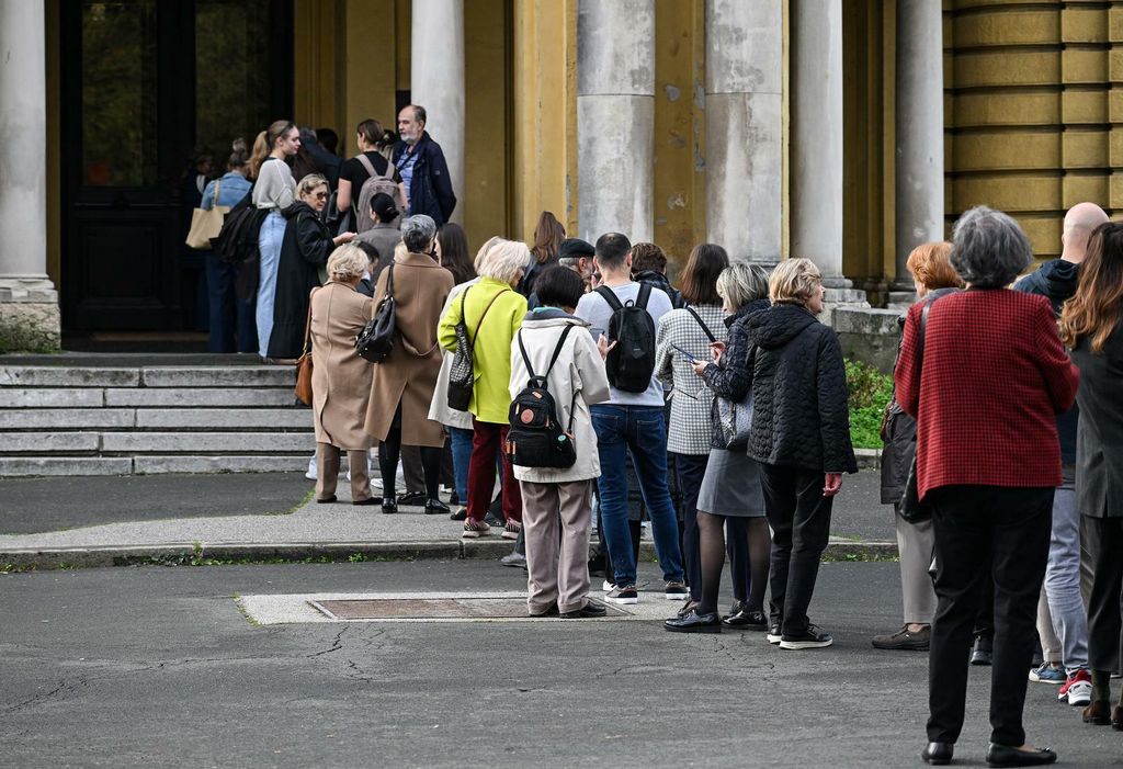 Građani čekaju u redu ispred HNK-a - 2