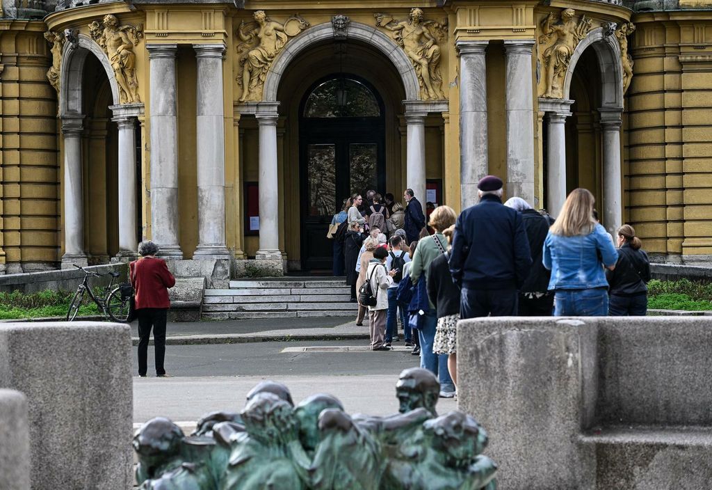 Građani čekaju u redu ispred HNK-a - 3