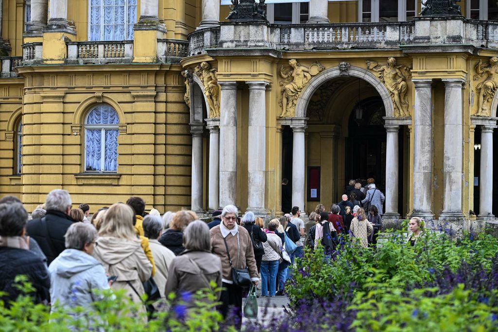 Građani čekaju u redu ispred HNK-a - 4