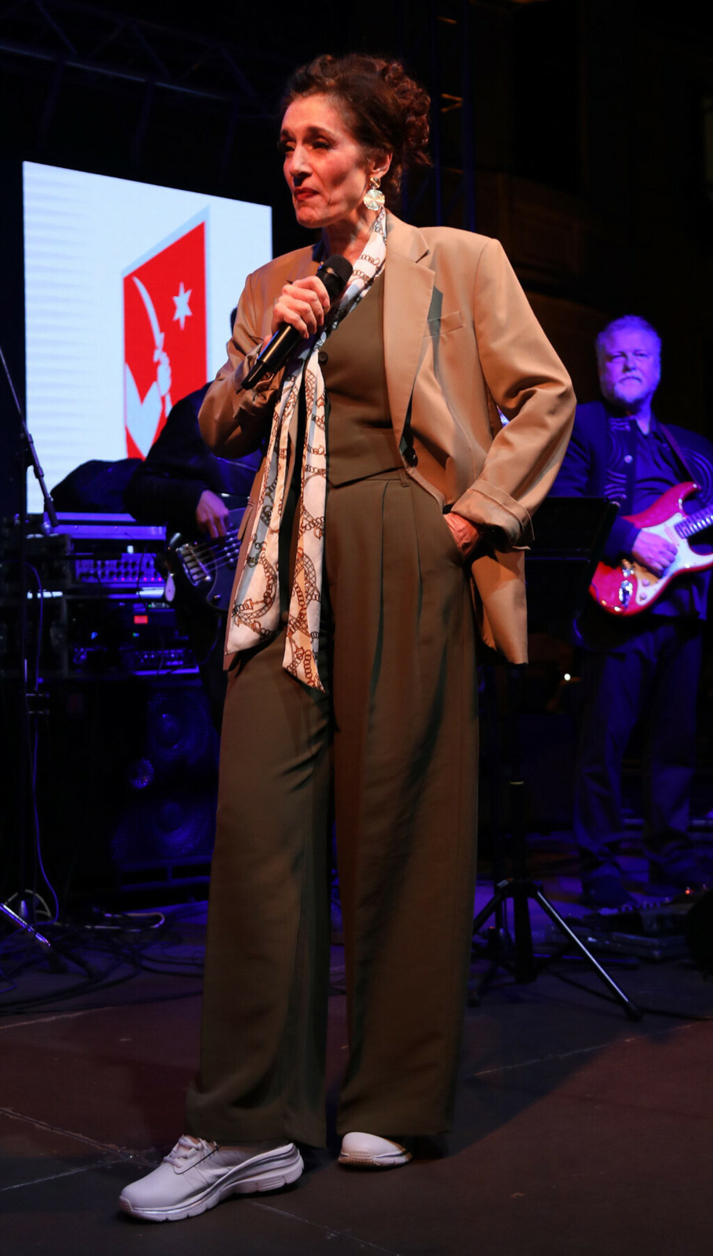 Doris Dragović u bijelim tenisicama na koncertu u Makarskoj - 4