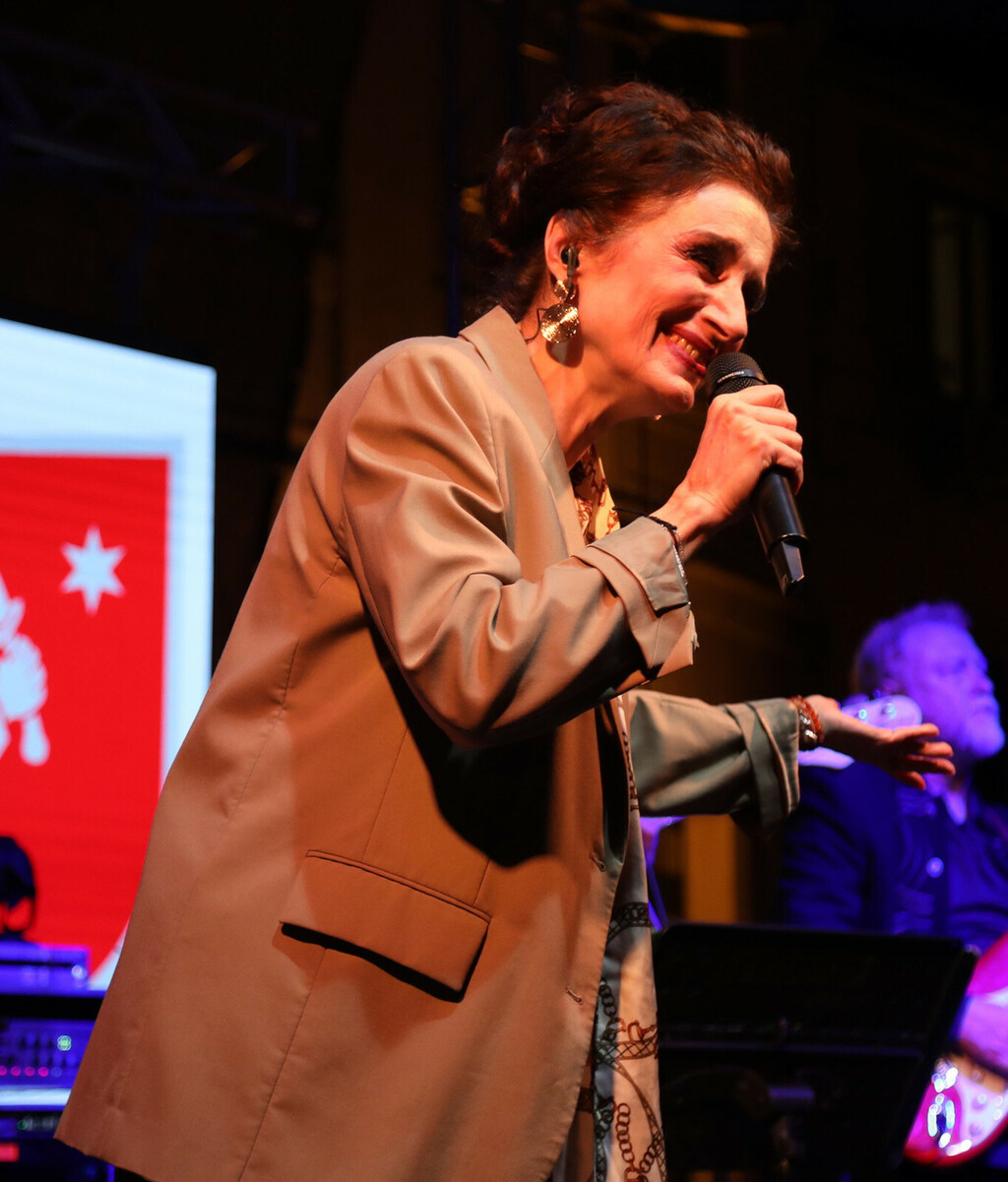 Doris Dragović u bijelim tenisicama na koncertu u Makarskoj - 5