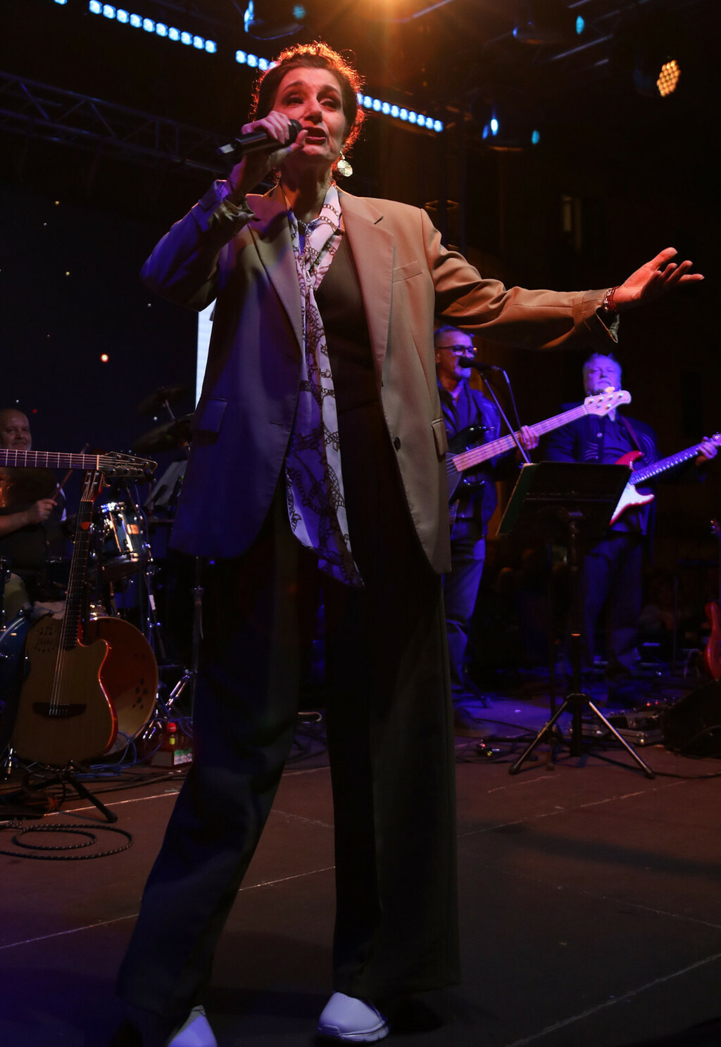 Doris Dragović u bijelim tenisicama na koncertu u Makarskoj - 7