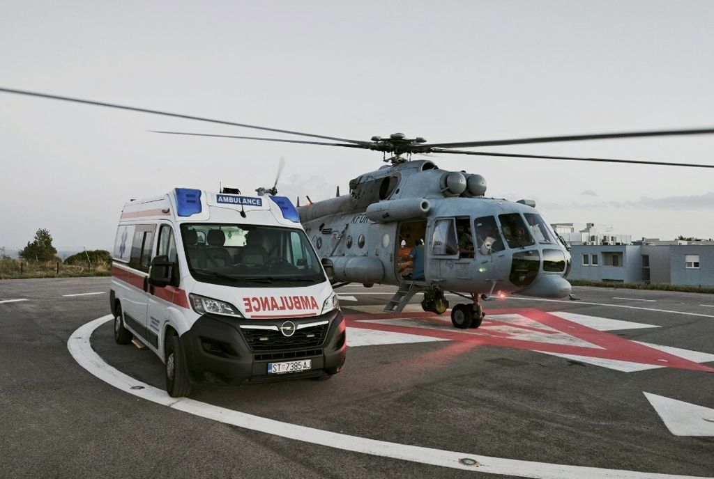 Vojni helikopteri prevezli životno ugrožene pacijente - 1