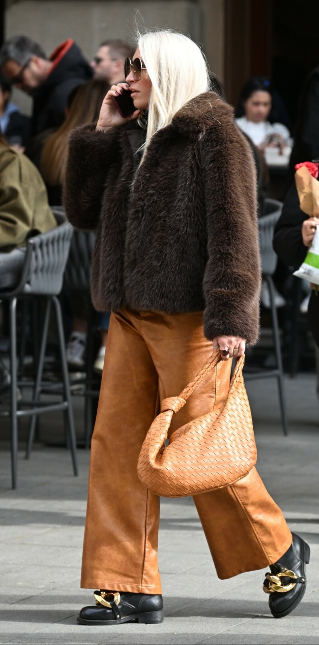 Ulična moda Zagreb narančaste kožnate hlače - 2