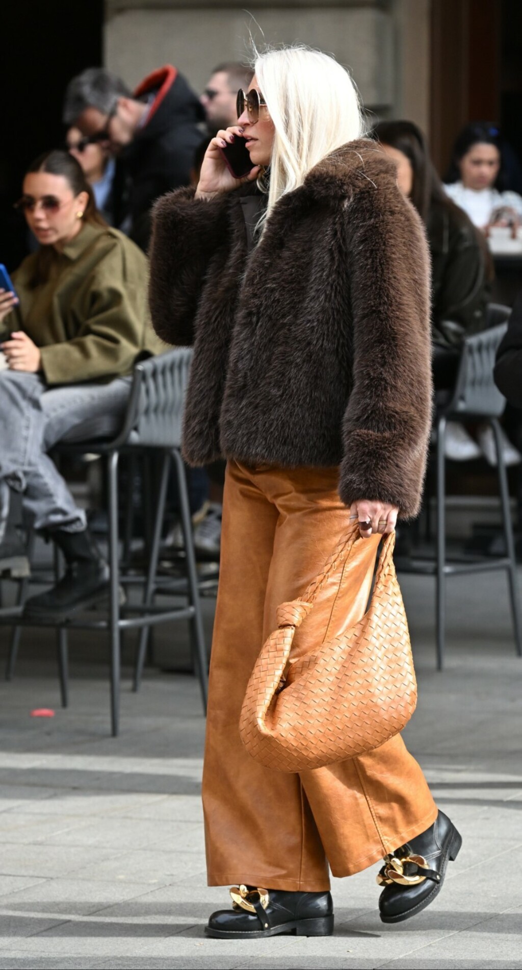 Ulična moda Zagreb narančaste kožnate hlače - 4