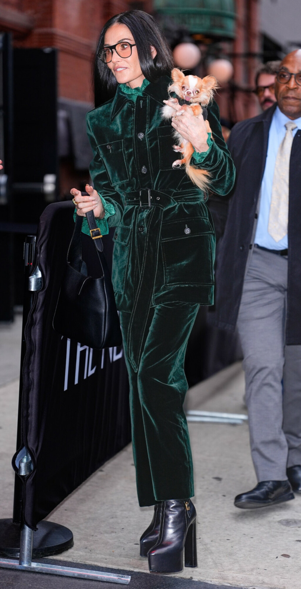 Demi More u čizmama s platformom i baršunastom kompletu Saint Laurent - 1