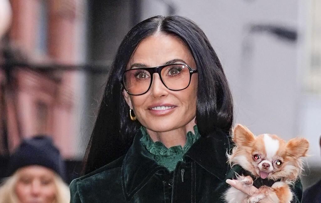 Demi More u čizmama s platformom i baršunastom kompletu Saint Laurent - 4