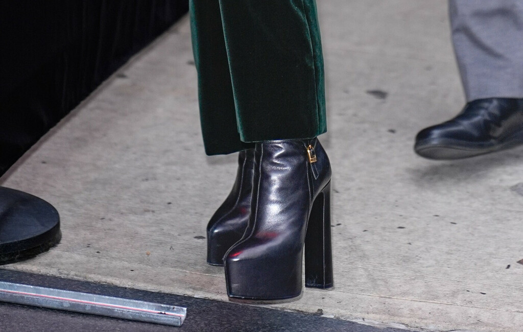 Demi Moore nosi čizme s platformom modne kuće Saint Laurent