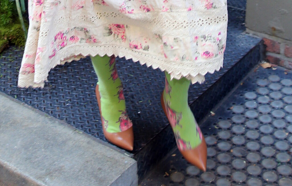 Pamela Anderson nosi zelene čarape s uzorkom bubamara