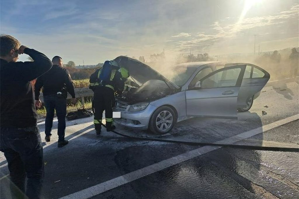 Gašenje požara na automobilu na A4 - 4