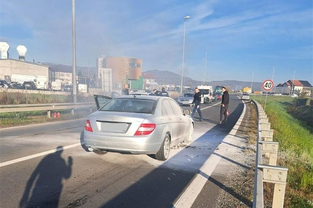 Gašenje požara na automobilu na A4 - 4