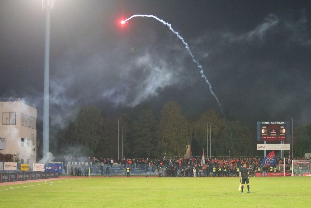 Torcida gađa raketom navijače u Vinkovcima