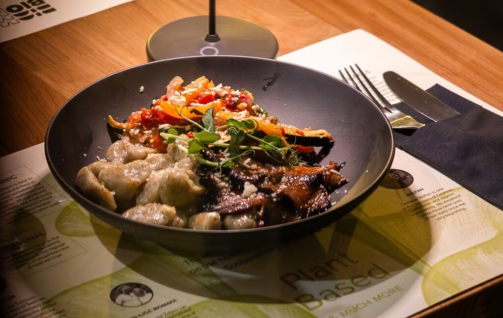 Peperonata s dimljenom mariniranom bukovačom i njokima