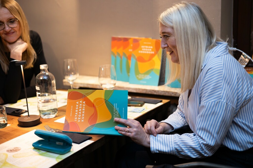 Na večeri je prestavljena Istarska veganska kuharica, a zainteresirani su je mogli prolistati i kupiti