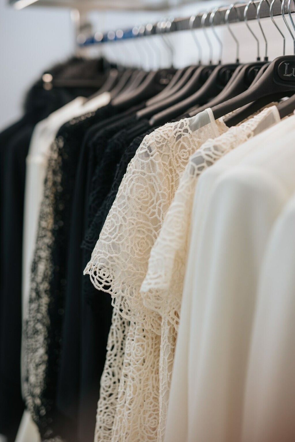 Pet komada koje ćemo viđati na ulicama ove jeseni: Od košulja s karakterom do balonera koji ostavljaju dojam