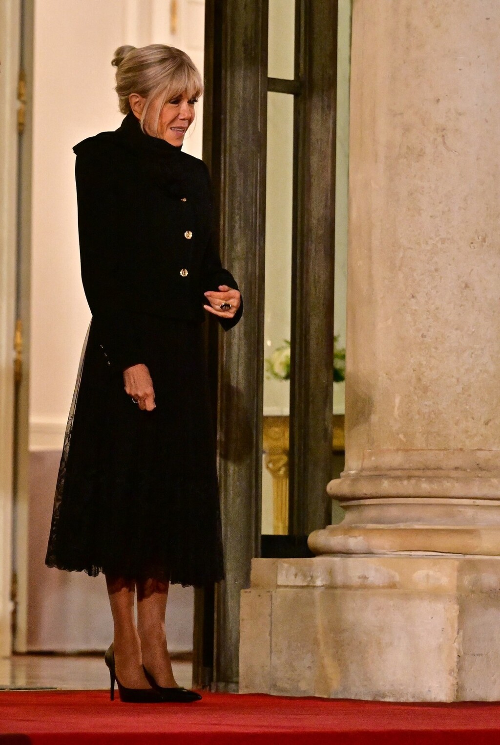 Brigitte Macron u elegantnom crnom izdanju