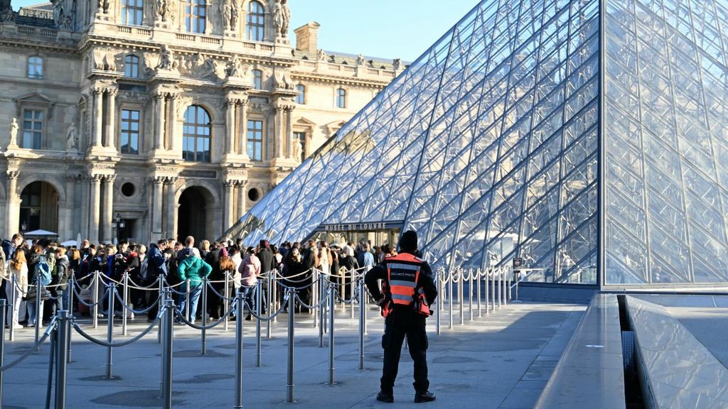 Dizalo kojim su pljačkaši ušli u muzej Louvre