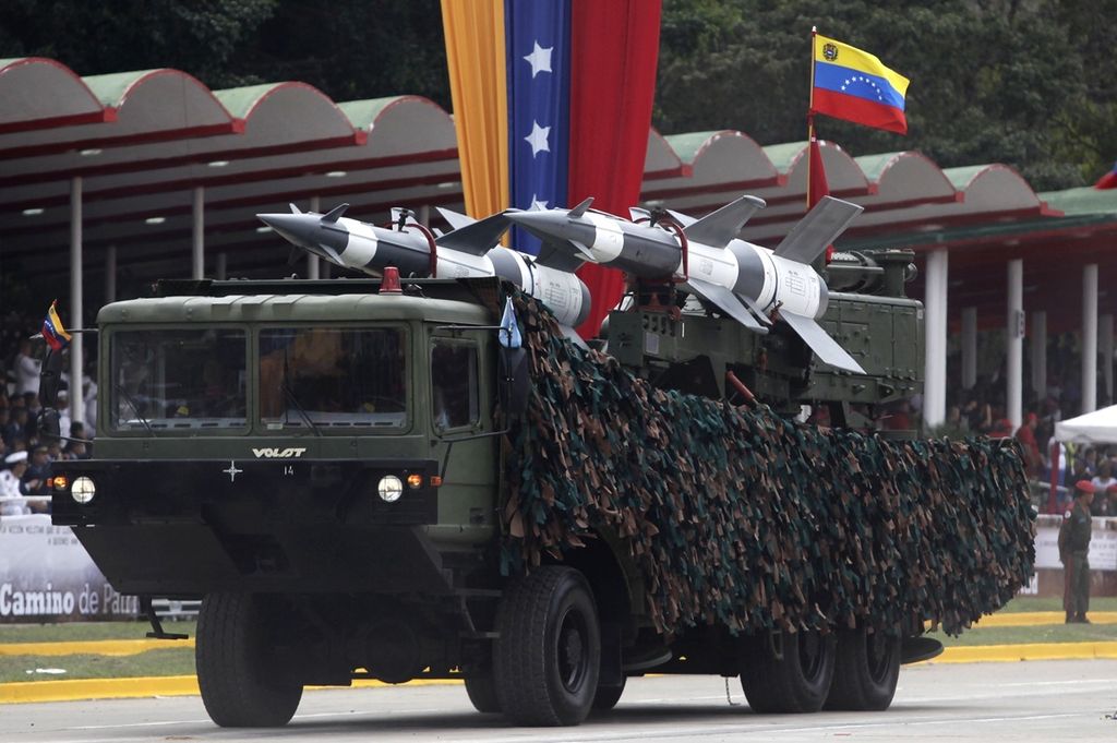 Venezuelanski ministar obrane s vojnicima