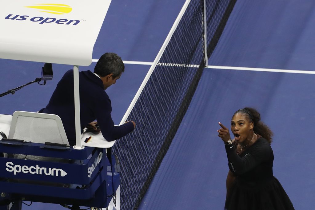 Serena u raspravi sa sucem (Foto: AFP)