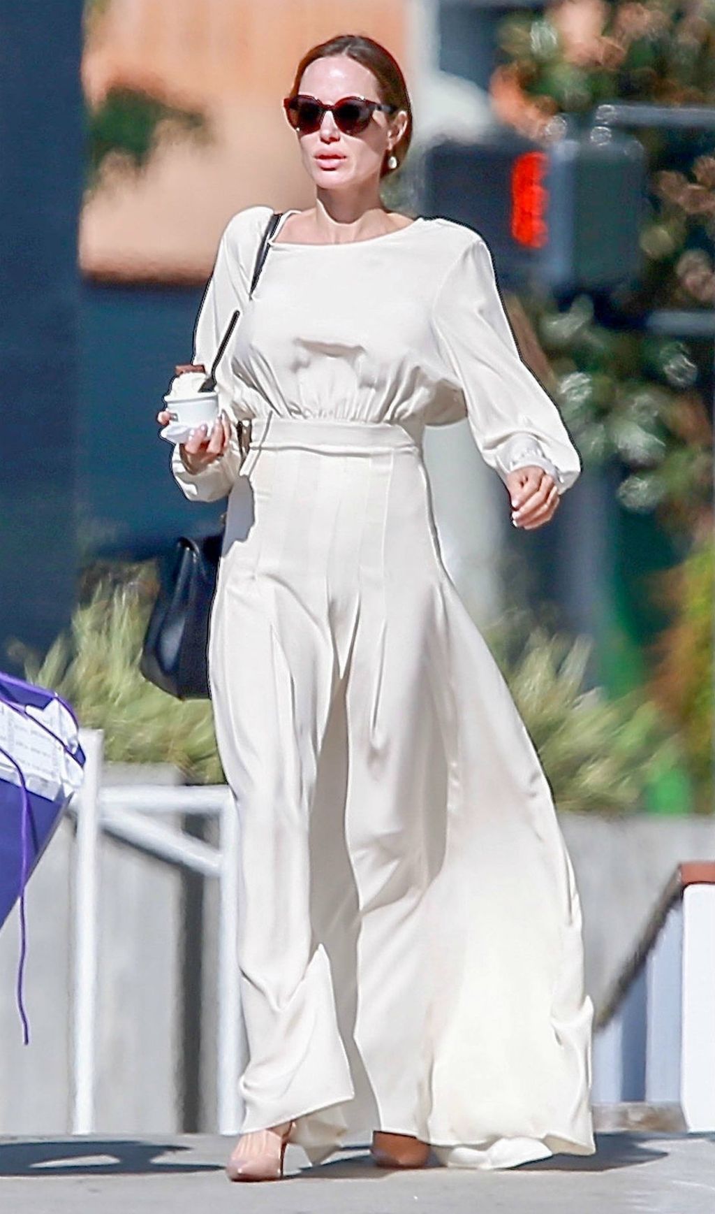 Angelina Jolie u dugačkoj haljini i skupocjenim salonkama - 1