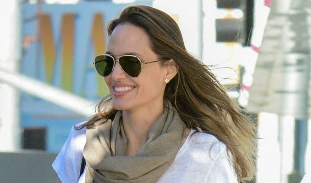 Angelina Jolie u uskoj suknji s visokim rasporom - 2