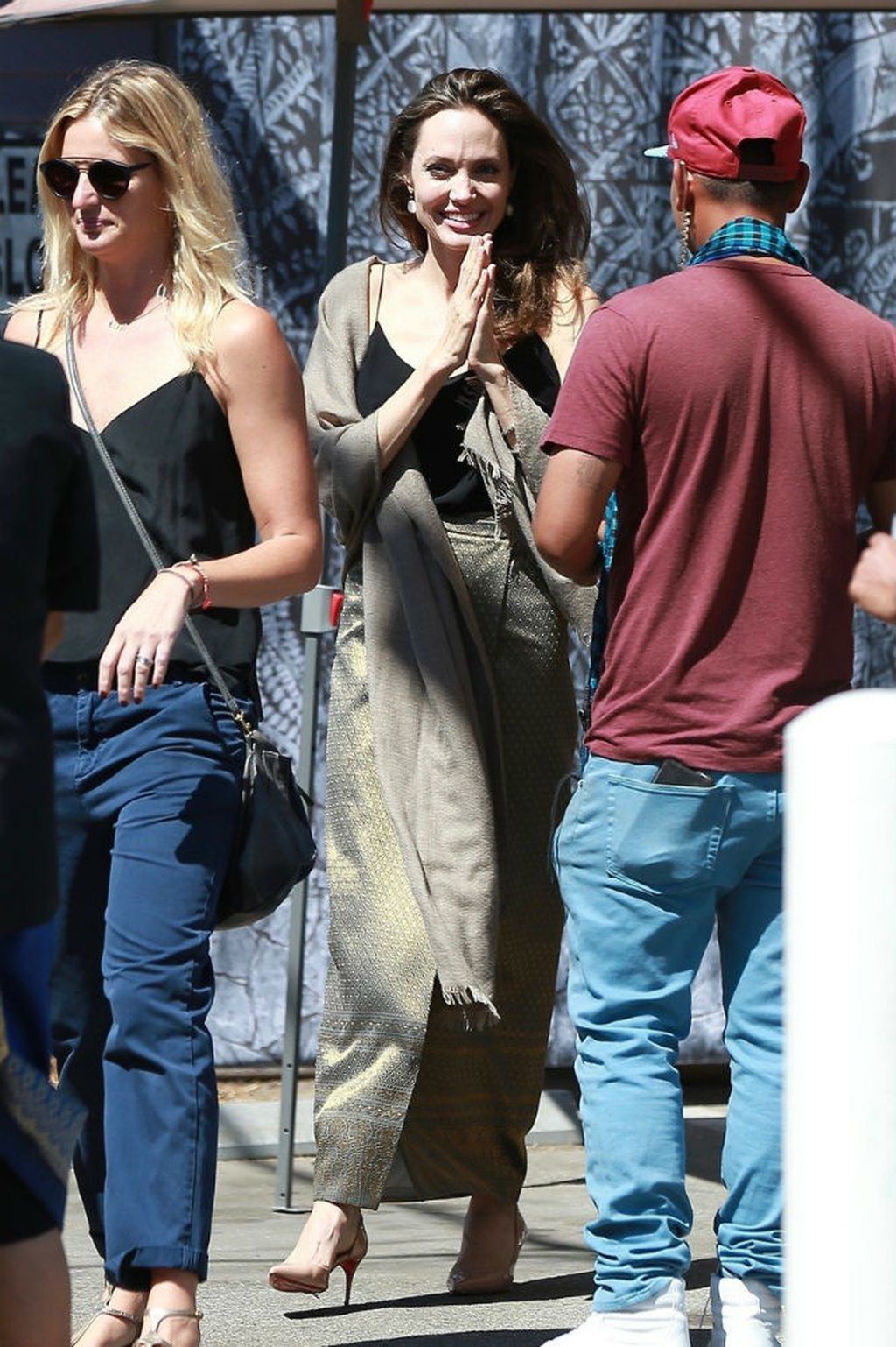 Angelina Jolie u uskoj suknji s visokim rasporom - 5