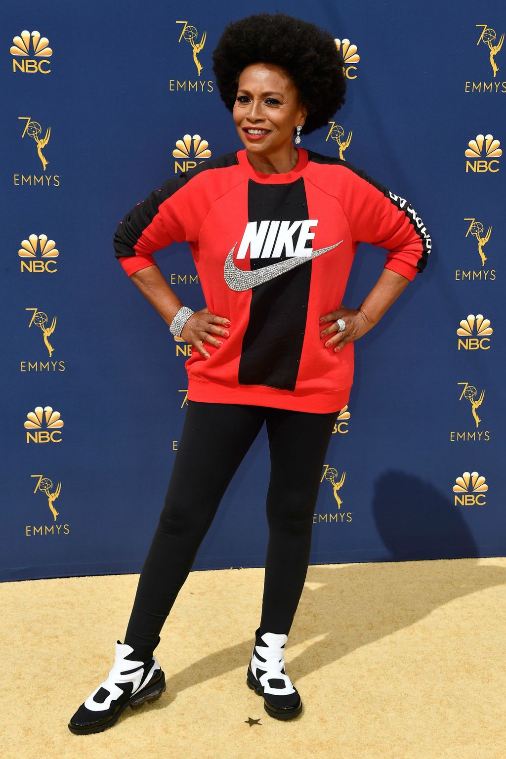 Jennifer Lewis u tajicama, majici i tenisicama brenda Nike