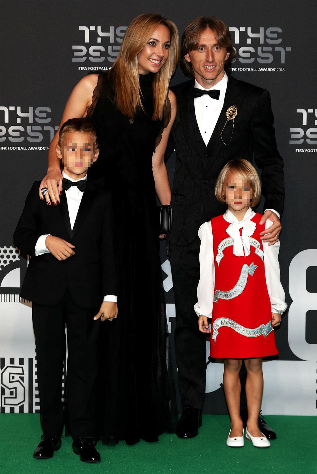 Vanja Modrić sa suprugom Lukom i djecom na dodjeli FIFA-inih nagrada za najbolje igrače godine