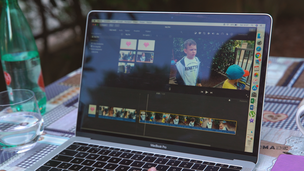 Ana se bavi montiranjem snimljenog materijala dok su djeca u vrtiću