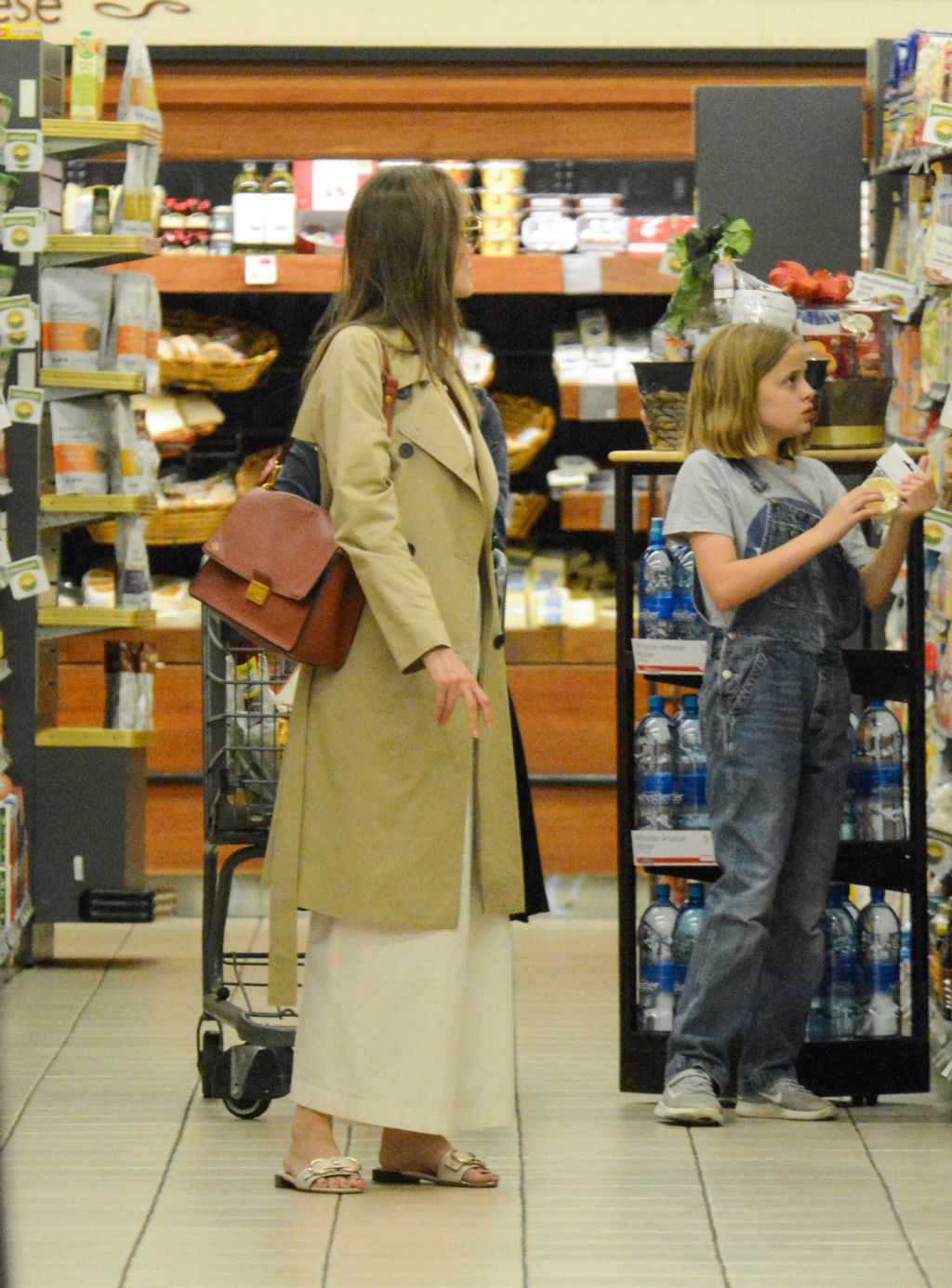 Angelina Jolie odvela je kćerkice Zaharu i Vivienne u nabavku namirnica