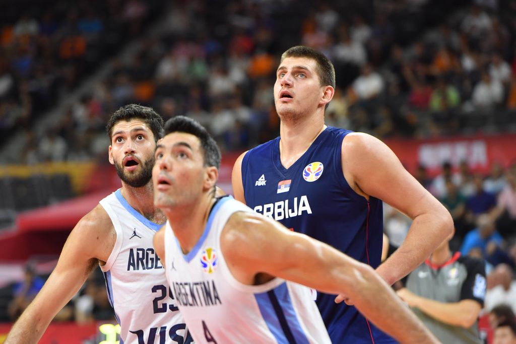 Luis Scola i Nikola Jokić (Foto: AFP)