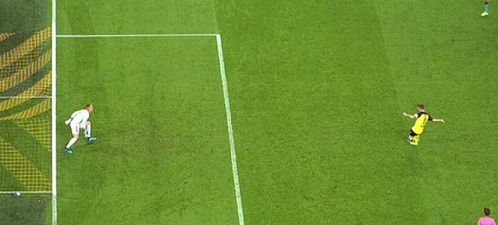 Ter Stegen izlazi s gol-crte (Screenshot)