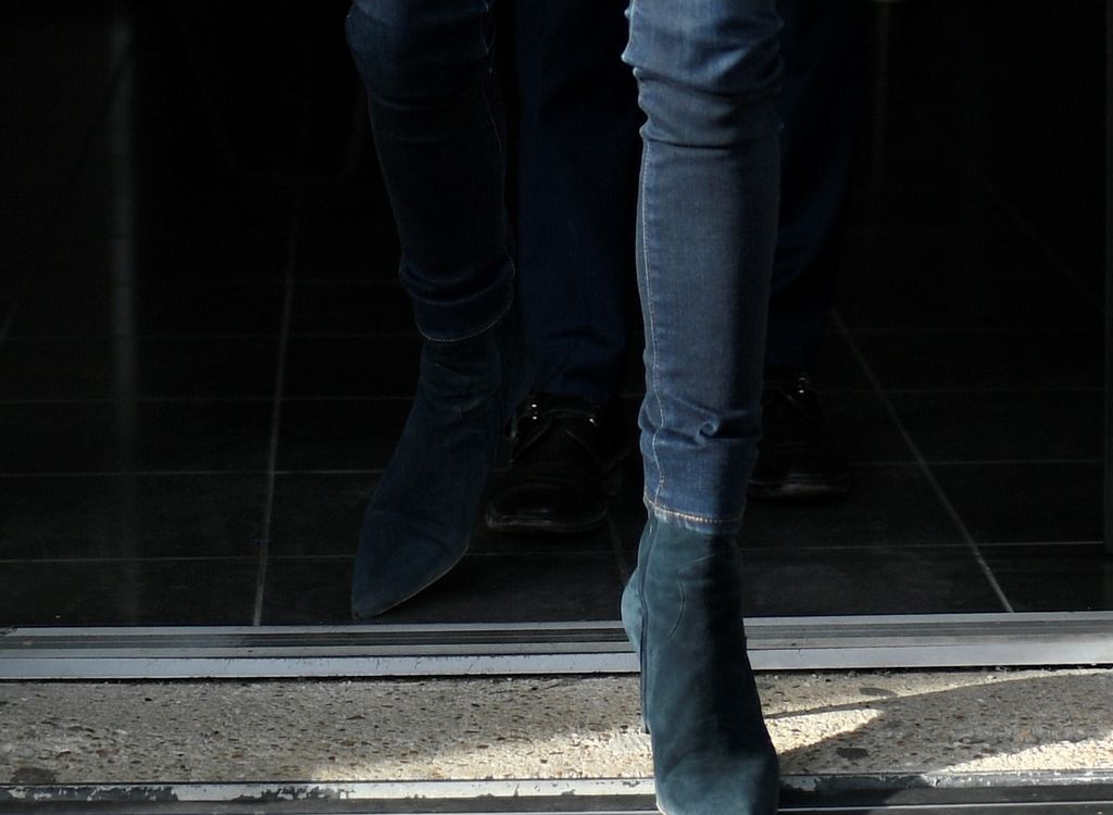 Brigitte Macron nosi crne skinny traperice i crne gležnjače na visoku potpeticu