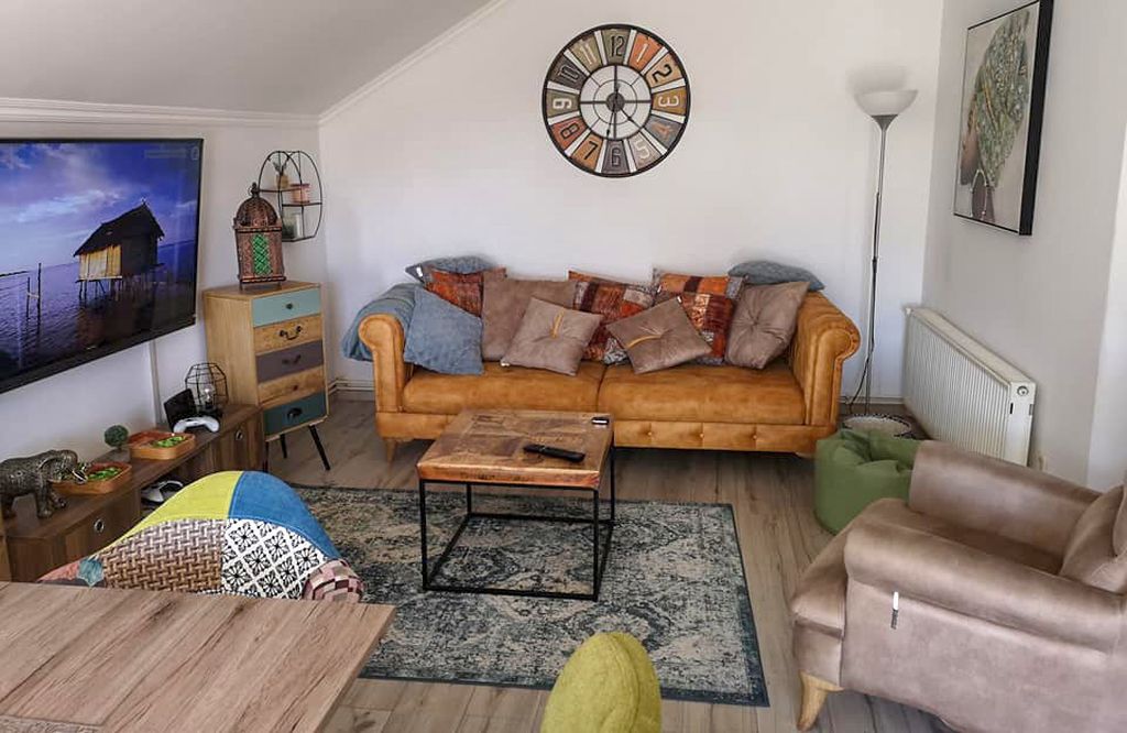 Zagrebački stan uređen u zemljanim tonovima u kojem su glavne zvijezde divne slike Afrikanki - 3