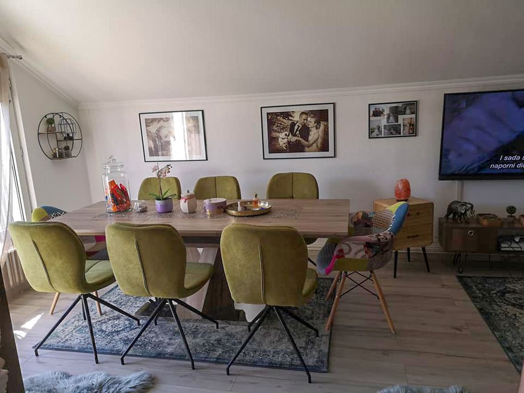 Zagrebački stan uređen u zemljanim tonovima u kojem su glavne zvijezde divne slike Afrikanki - 4