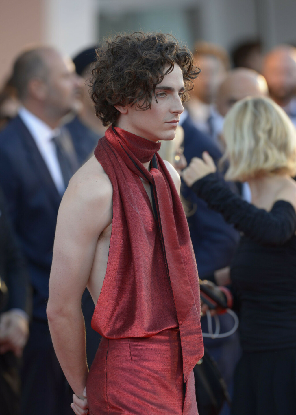 Glumac Timothee Chalamet u odijelu s golim leđima na Filmskom festivalu u Veneciji - 4