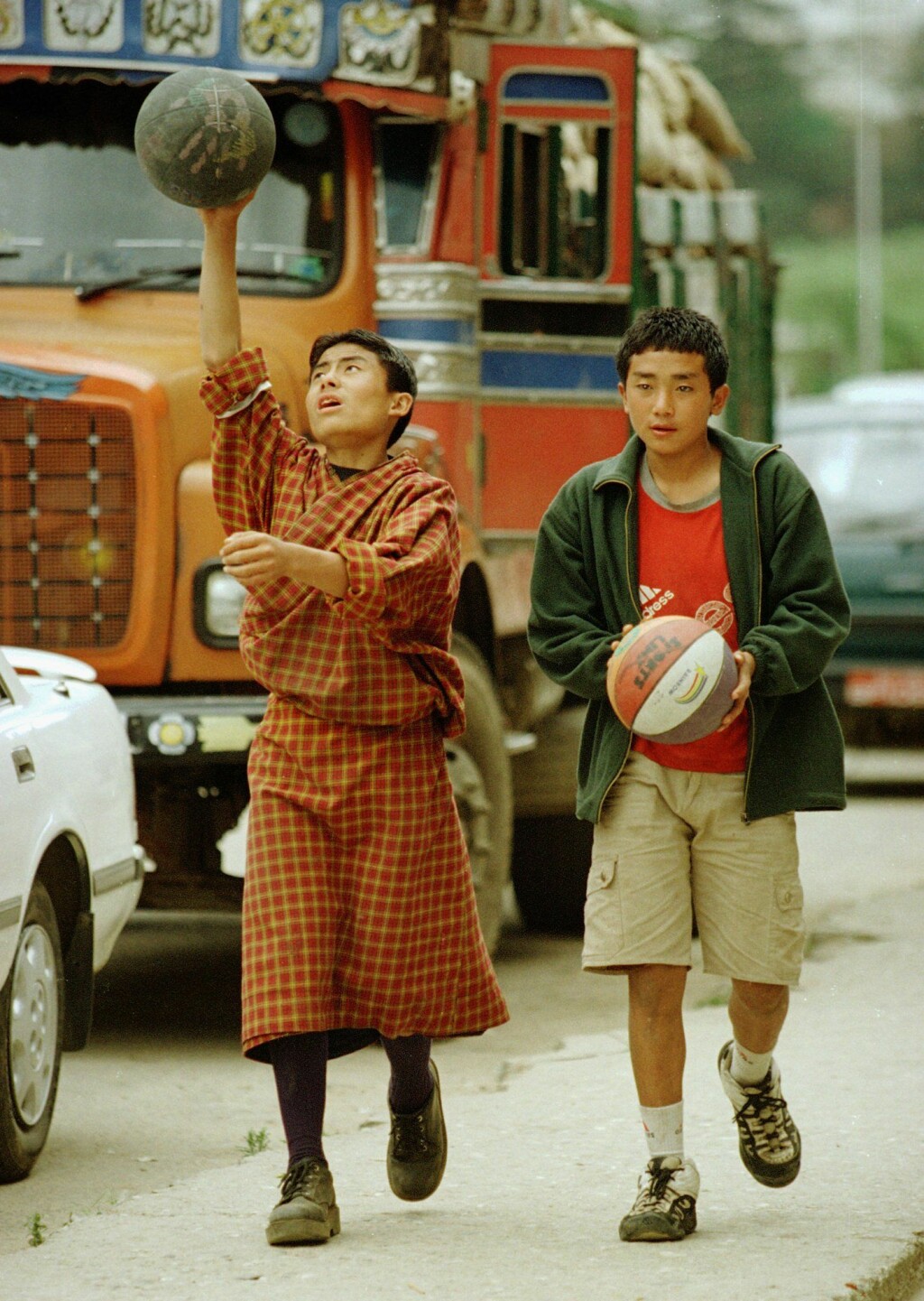 Dva lica mode u Butanu 2000. godine - tradicionalno i moderno
