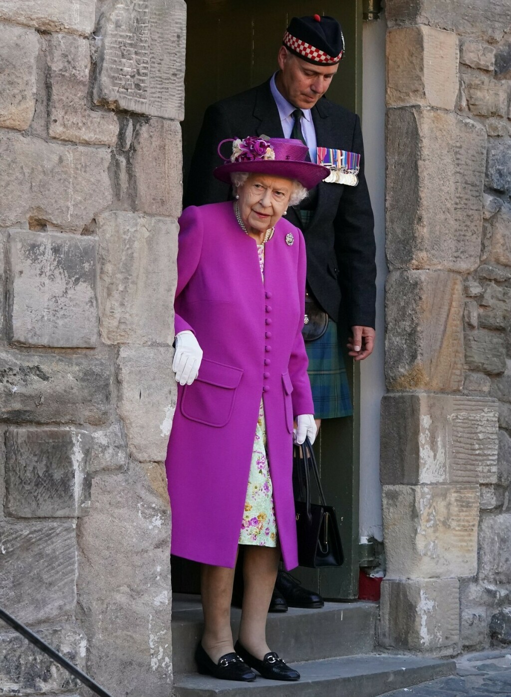Kraljica Elizabeta II. u javnosti je nosila upečatljive boje - 11