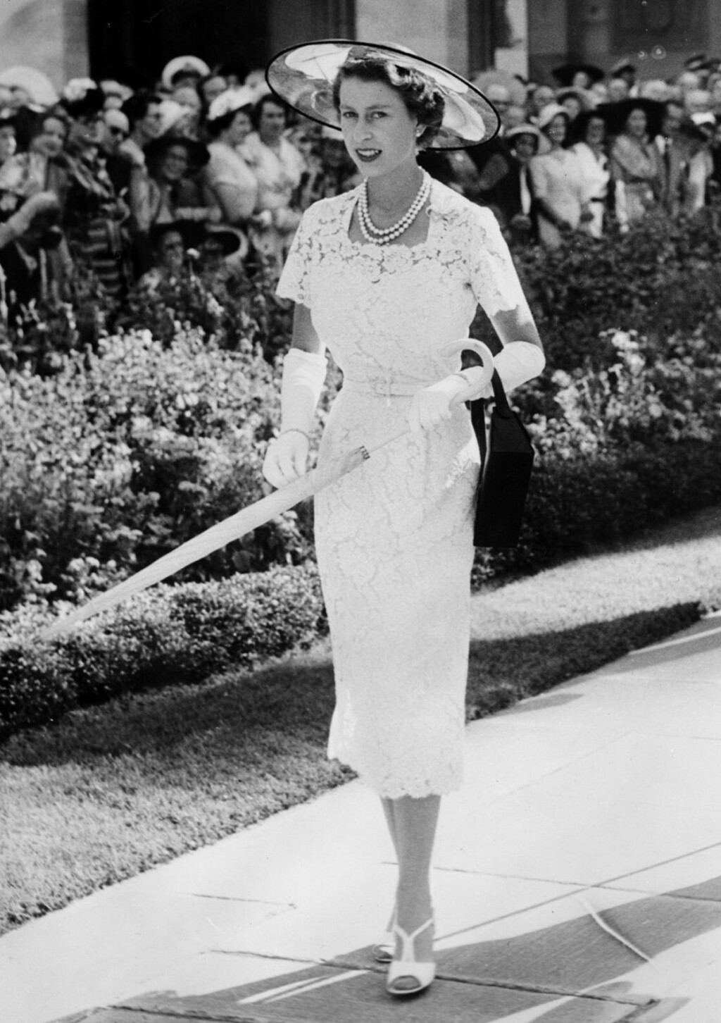 Kraljica Elizabeta II. u čipkastom kompletu u Sydneyju 1954. godine