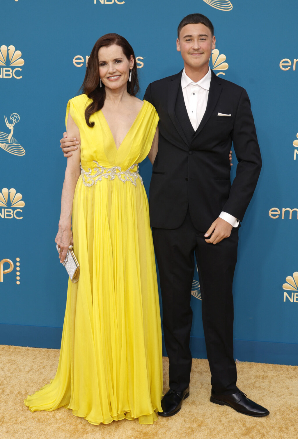 Geena Davis u žutoj haljini Rani Zakhem Couture na dodjeli nagrada Emmy - 1