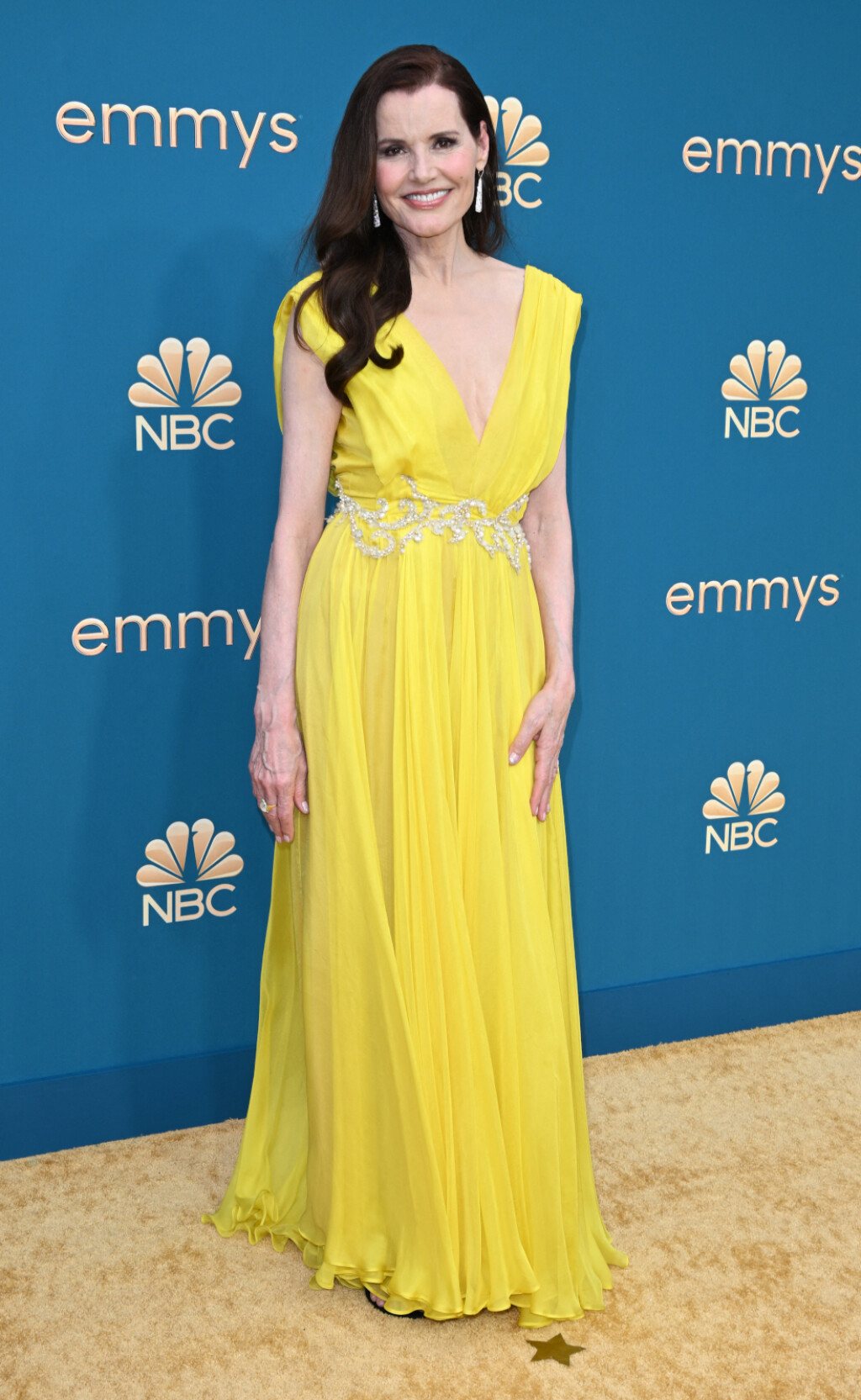 Geena Davis u žutoj haljini Rani Zakhem Couture na dodjeli nagrada Emmy - 2