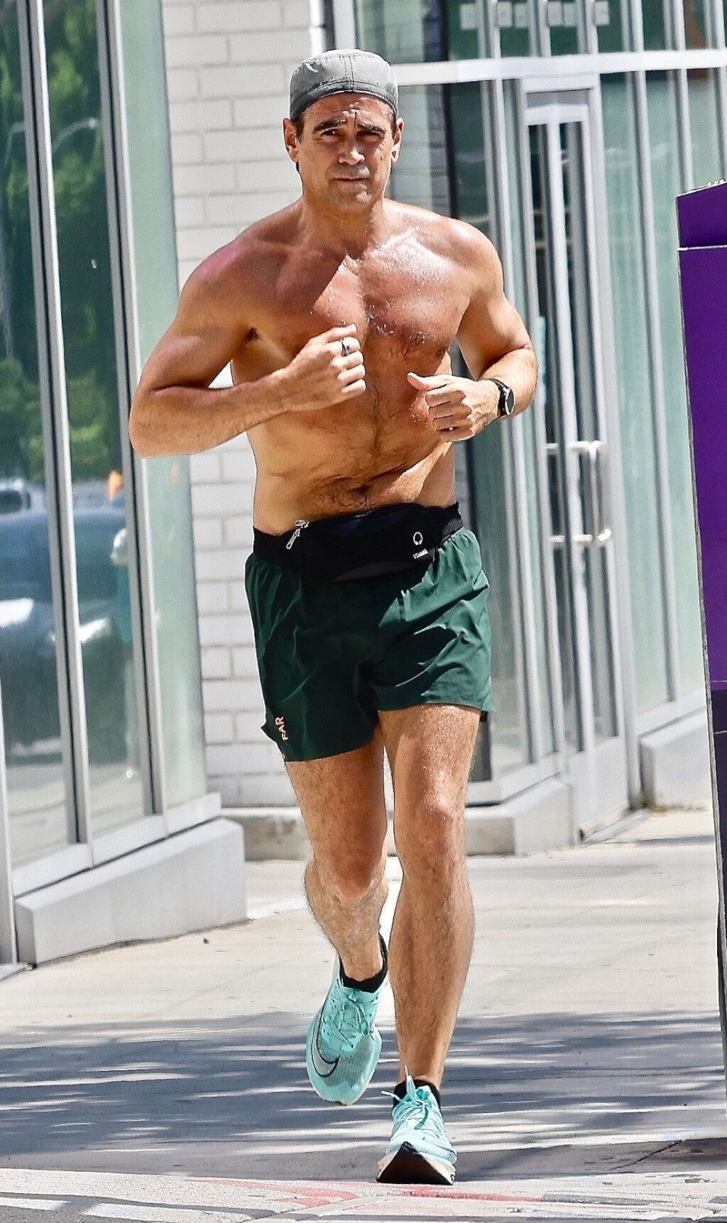 Colin Farrell pokazao mišićavi torzo dok je trčao bez majice - 1