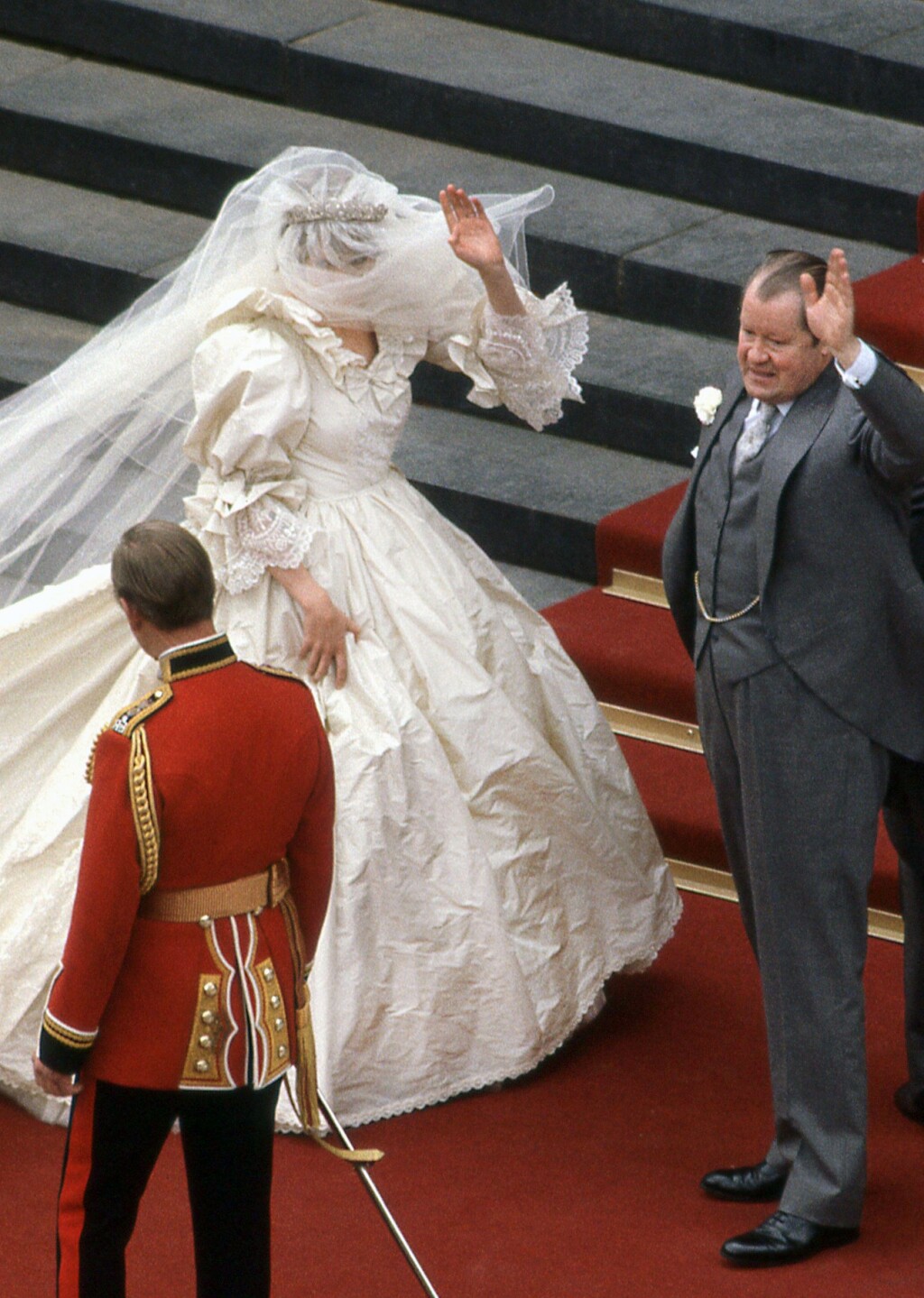 Vjenčanica princeze Diana zgužvala se tijekom vožnje do crkve