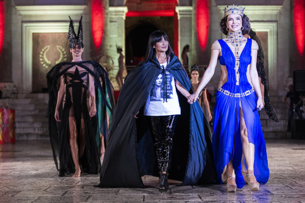 Dioklecijan i njegove žene tema su nove couture kolekcije Matije Vuice koja je predstavljena na splitskom Peristilu - 12