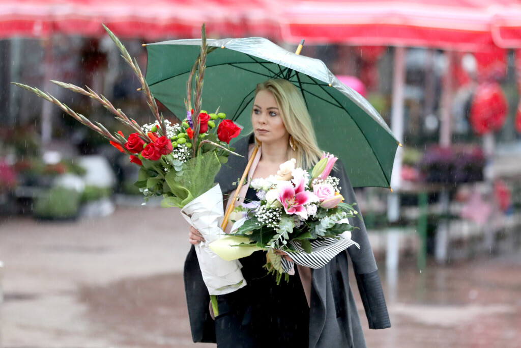 Plavokosa dama iz Zagreba s buketima cvijeća na kišni dan - 1