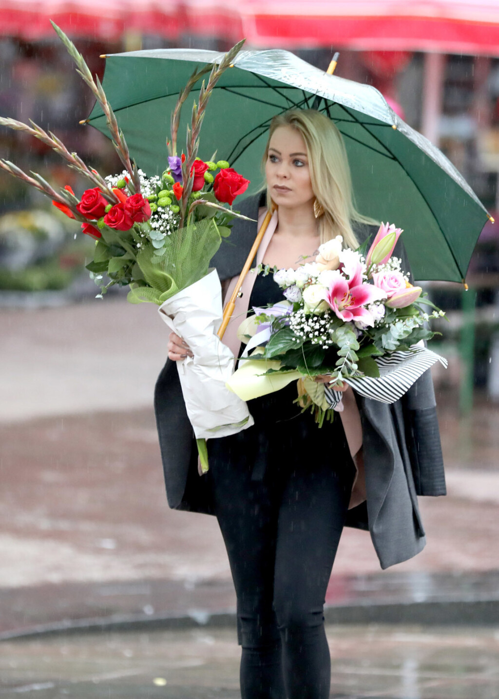 Plavokosa dama iz Zagreba s buketima cvijeća na kišni dan - 2