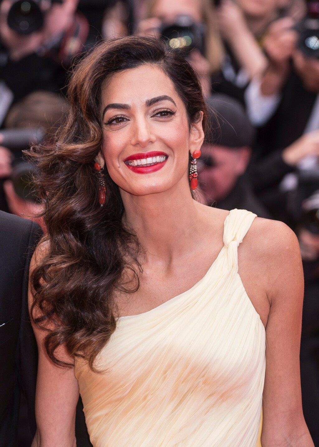 Amal Clooney nosi dugu, slojevitu frizuru